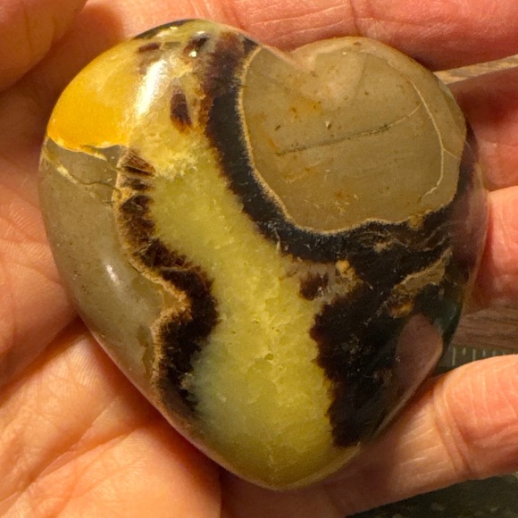 Beautiful Septarian heart shaped palm stone #1 - Picture 5 of 16